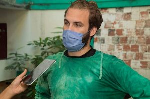 Estudiantes de la UPR colaboran contra la Covid-19 en centro de aislamiento