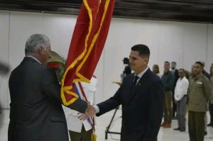 Entrega Díaz-Canel Bandera de Honor de la UJC a la Universidad pinareña